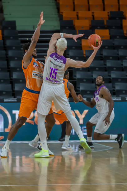 的某国际举 的某国际举